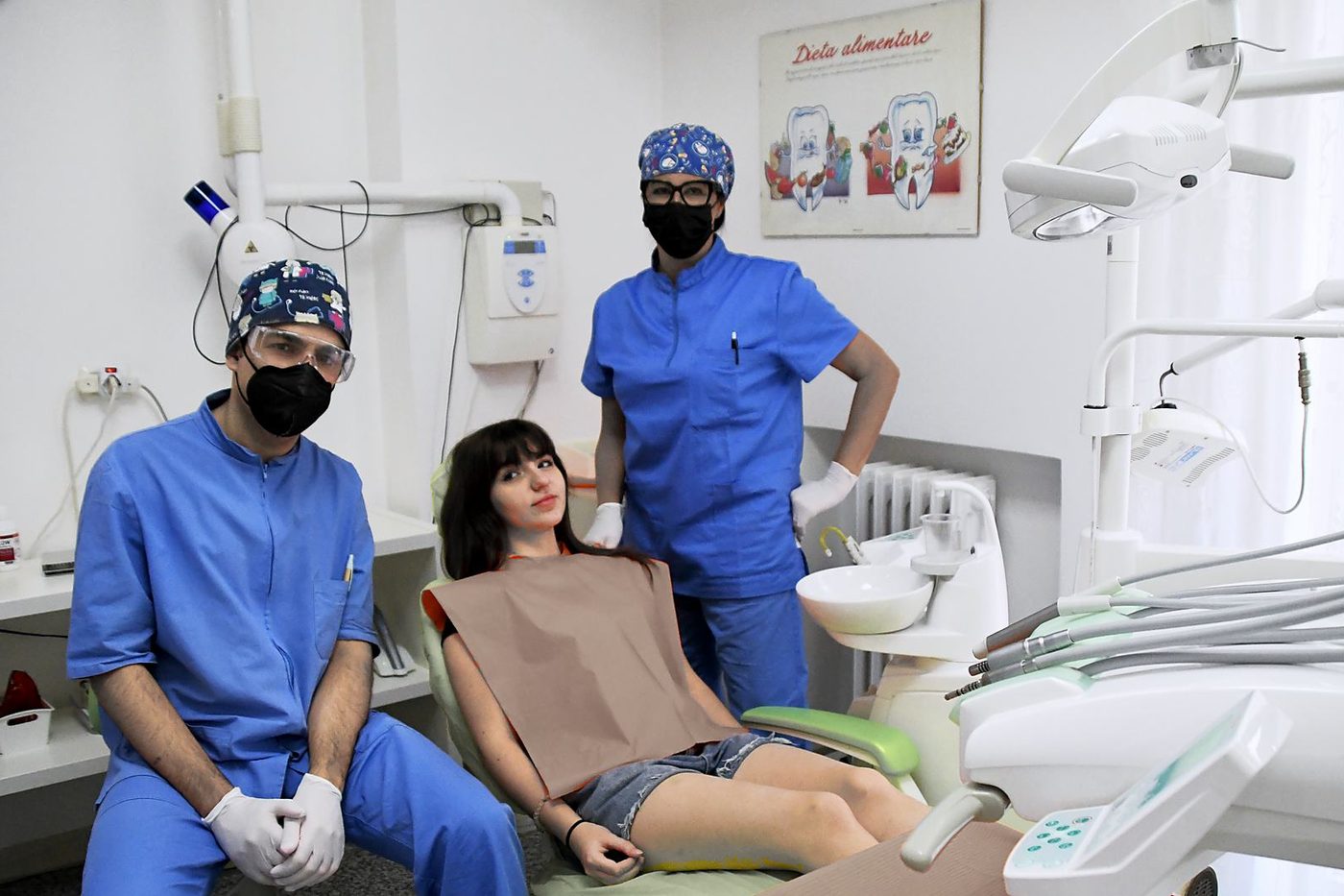 L'équipe dello Studio Dentistico Corona durante una seduta con una paziente
