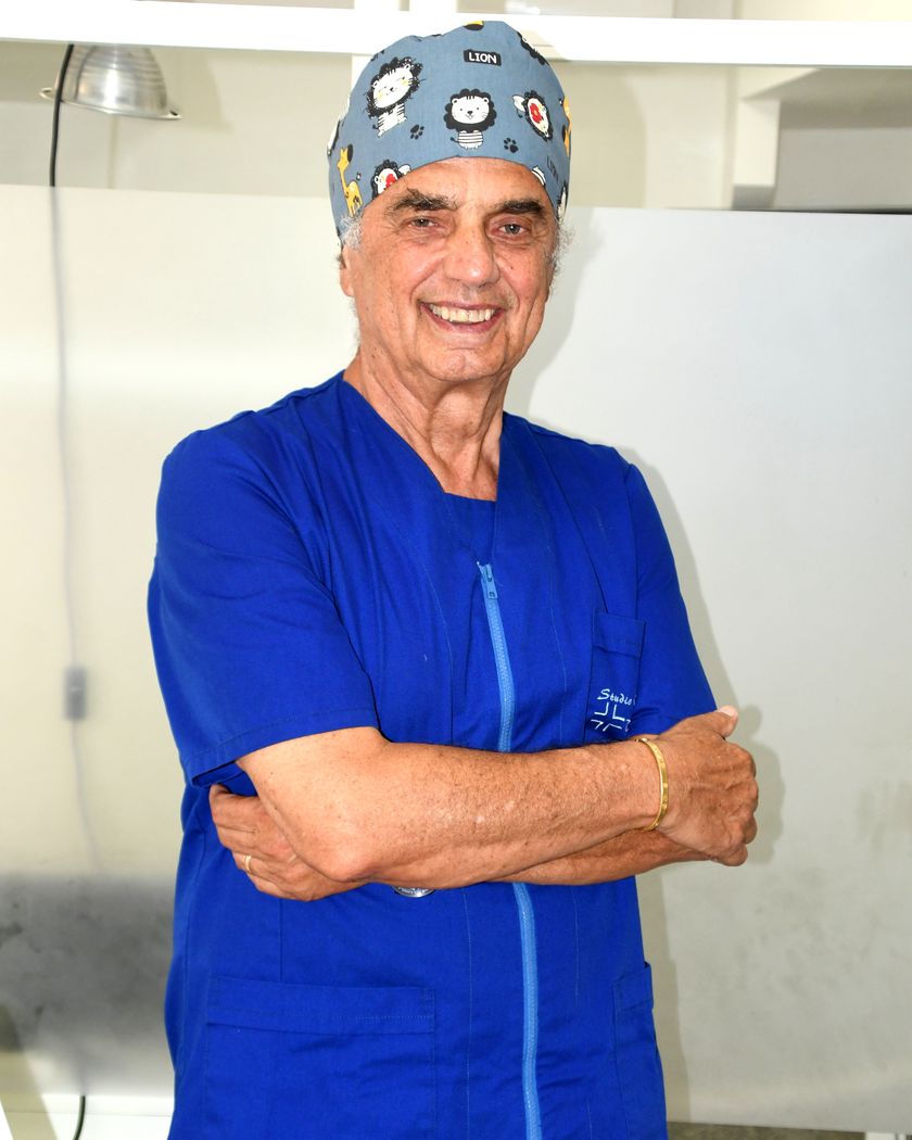 Il Dott. Angelo Corona nel suo studio a Taranto